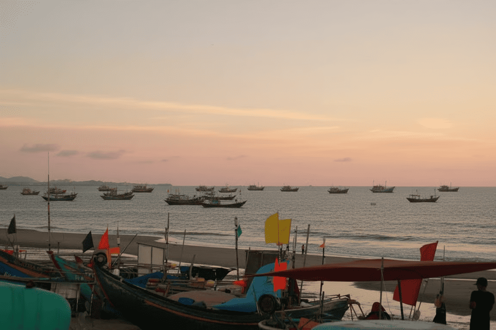 Khung cảnh làng chài Phước Hải lúc chiều buông